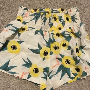 Jessica Simpson 2t floral shorts . Light material